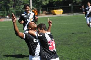 Zé Renato marcou os dois gols no tempo normal e fez o gol no shoot-out decisivo. (Foto: Sidnei Parraro)